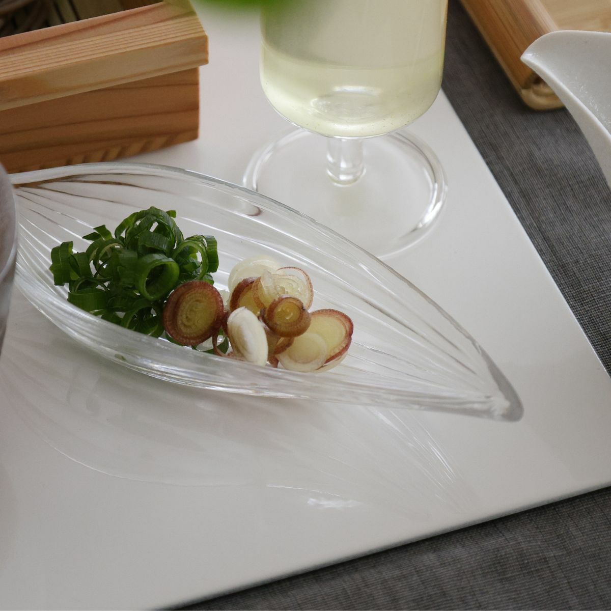 ガラス製　笹の葉型アミューズ小鉢　15.5cm