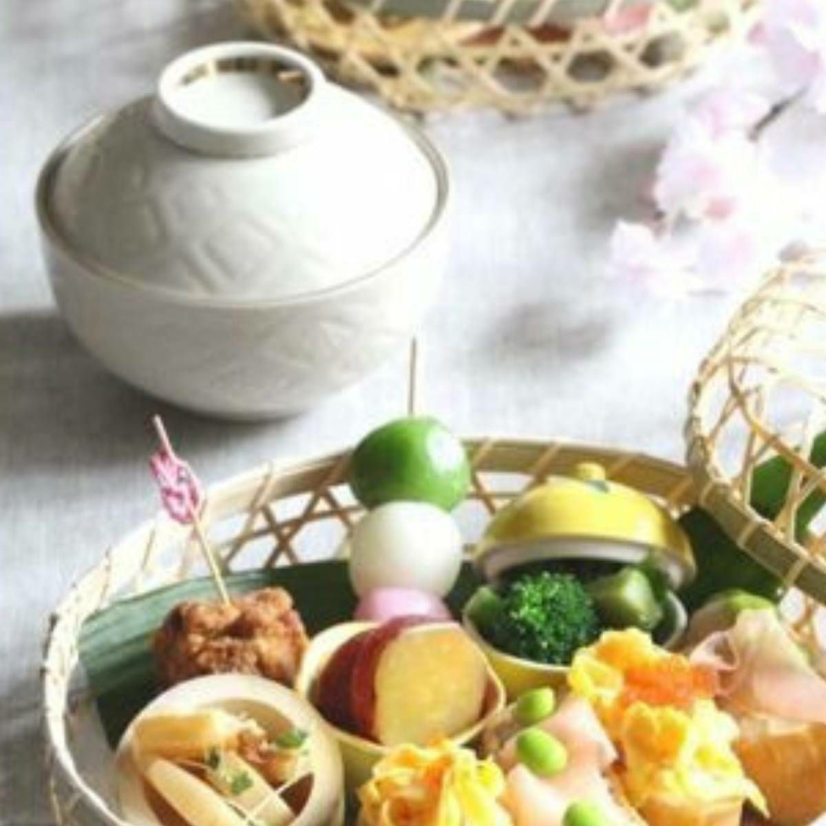 美濃焼　金縁花菱　蓋付き小煮物碗