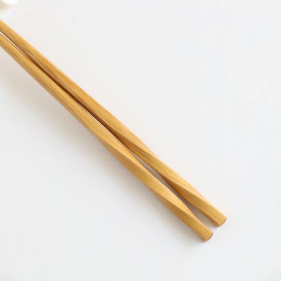 ねじったような形が特徴的な竹製のお箸
