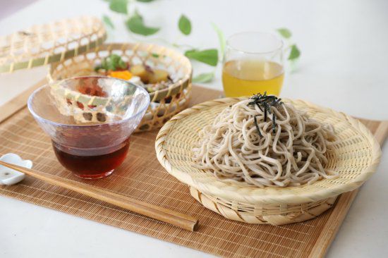  竹製　細編み　足つき高台　蕎麦ざる