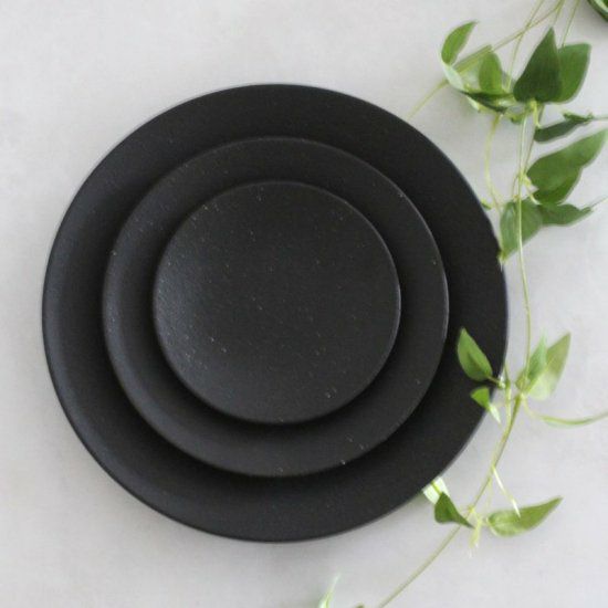 美濃焼　黒いシンプルプレート皿　磁器　黒曜　