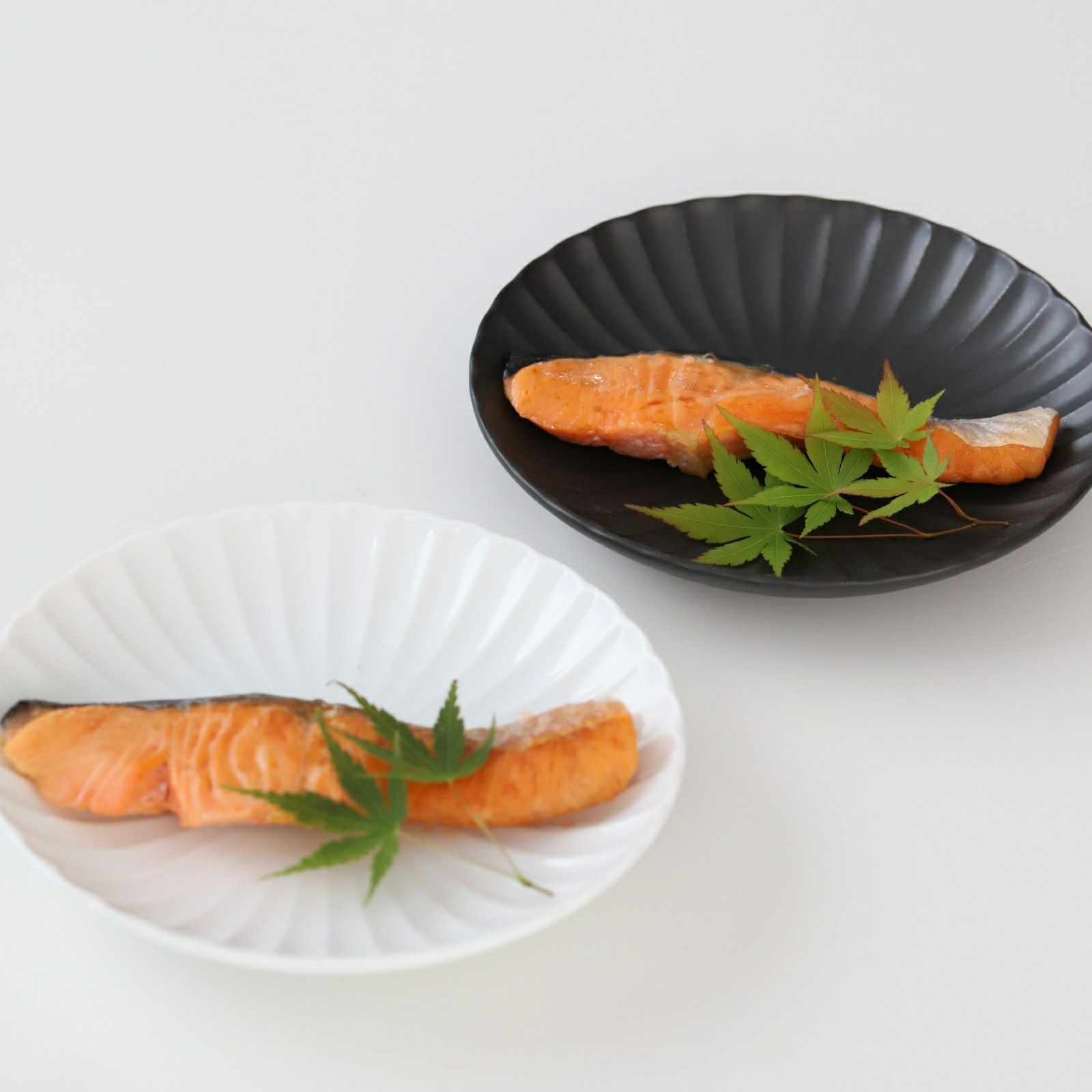 美濃焼　菊型丸皿　磁器　かすみ　