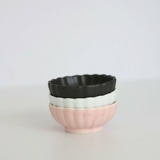 美濃焼　菊型浅小鉢　陶器　 かすみ 6.9cm