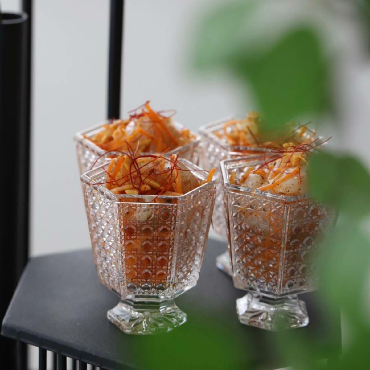 ガラス製　カット硝子　高台六角杯小鉢　7.1cm