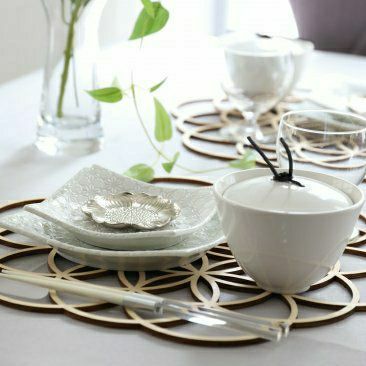白の食器と合わせて、大人かわいいナチュラルなテーブルコーディネート