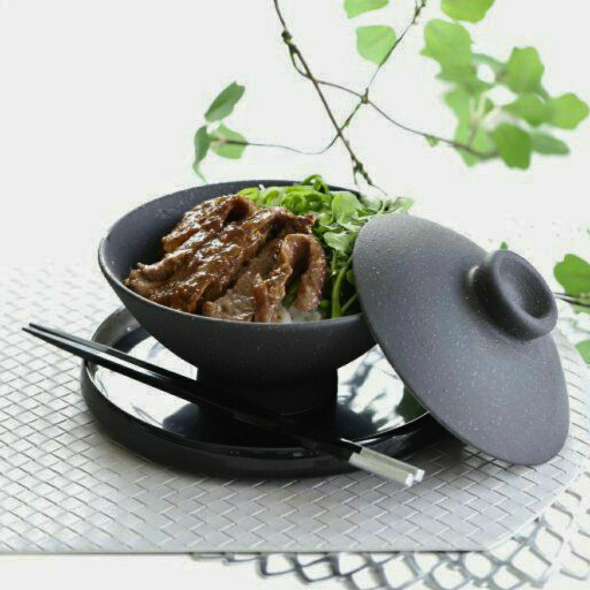 美濃焼　黒い蓋つき丼碗　磁器　YOZORA