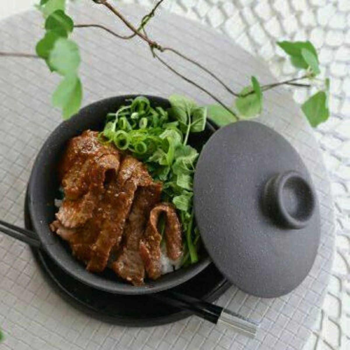 美濃焼　黒い蓋つき丼碗　磁器　YOZORA