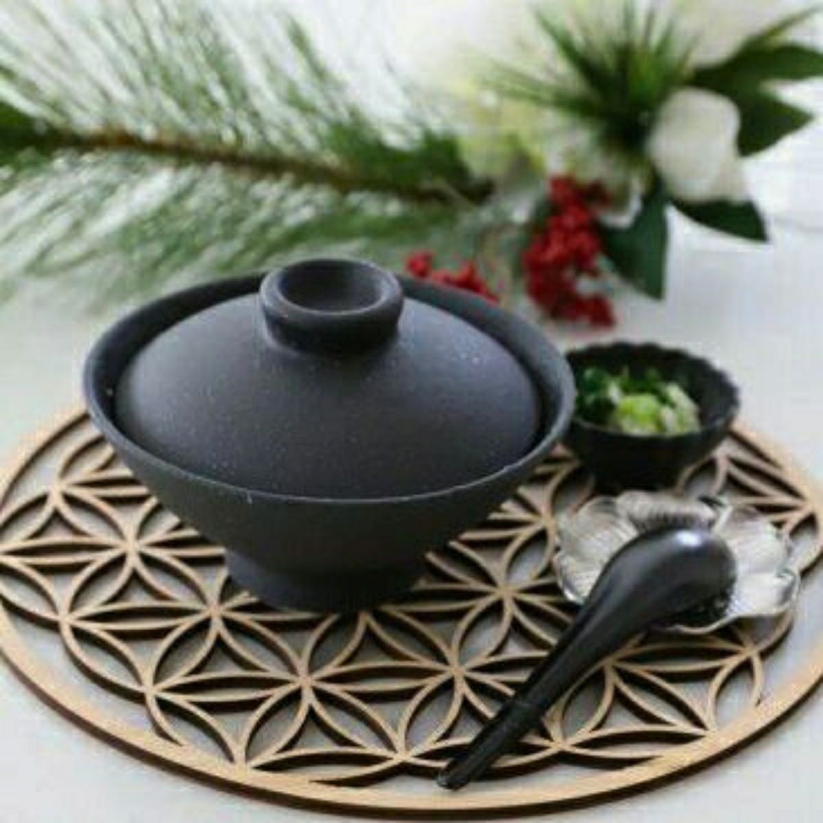 美濃焼　黒い蓋つき丼碗　磁器　YOZORA