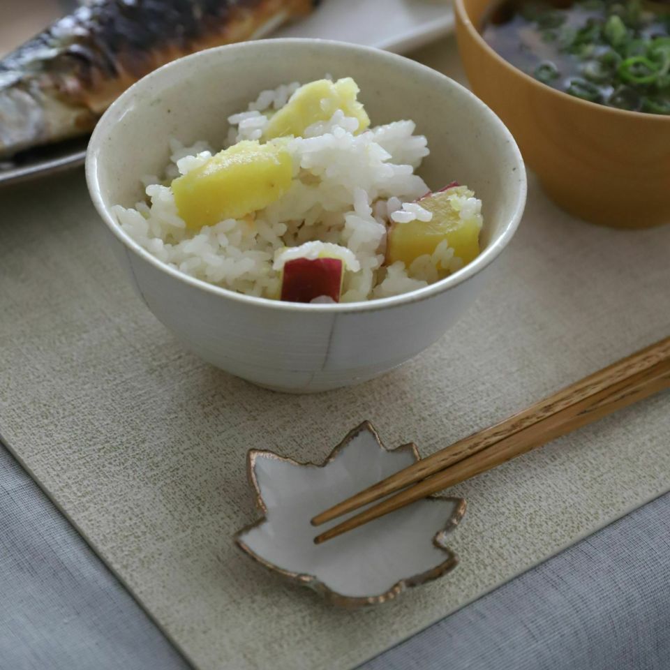 炊き込みご飯を引き立たせる紅葉の形の豆皿は箸置きにもなります