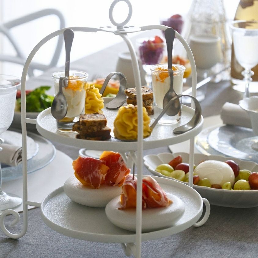 アイアン製　折り畳み2段ケーキスタンド　黒白（白）