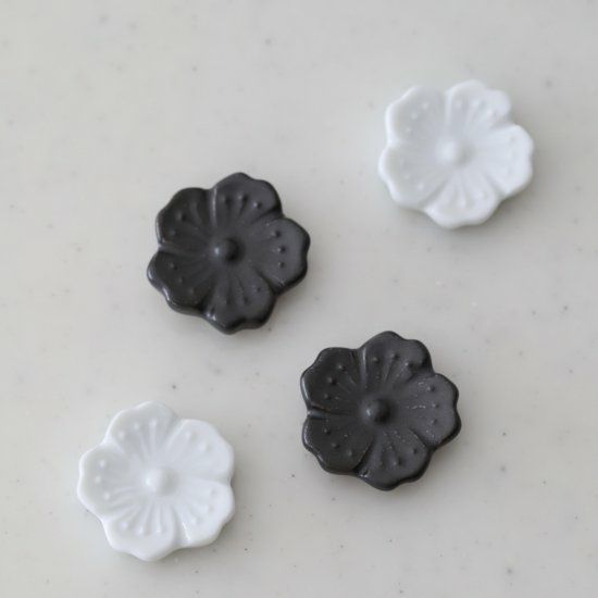 美濃焼　花型の可愛い陶器箸置き　黒　白