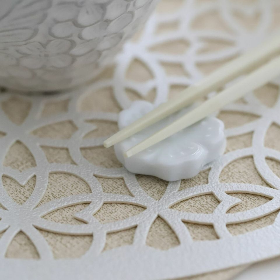 美濃焼　花型の可愛い陶器箸置き　白