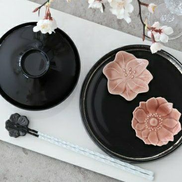 美濃焼　花型の可愛い陶器箸置き　黒