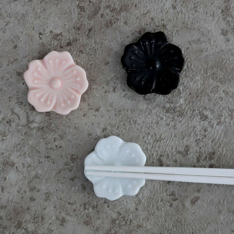 美濃焼　花衣　箸置き　2個セット　磁器　3.7cm