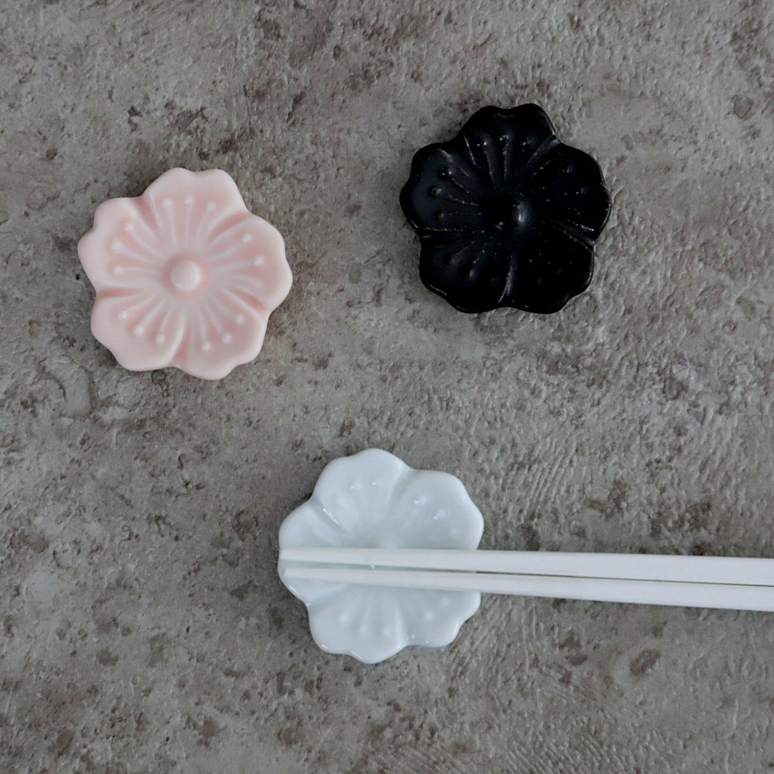 美濃焼　花衣　箸置き　2個セット　磁器　3.7cm
