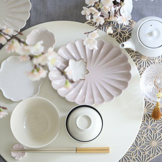 美濃焼　花型の可愛い陶器箸置き　白