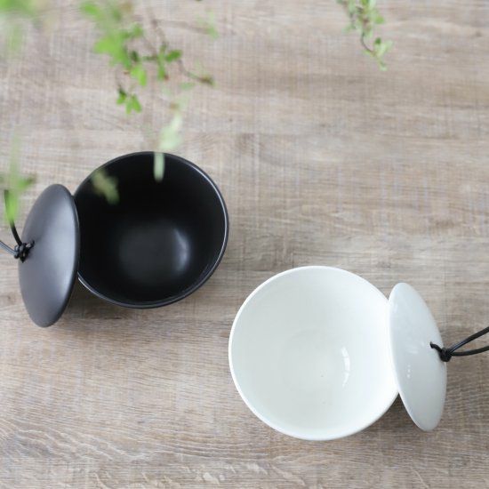 美濃焼　白黒　蓋付陶製ボウル茶碗　磁器
