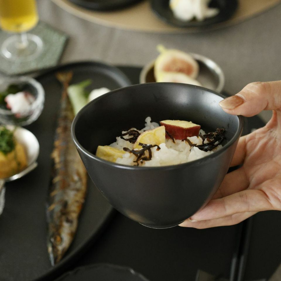 美濃焼　白黒　蓋付陶製ボウル茶碗　磁器　ブラック