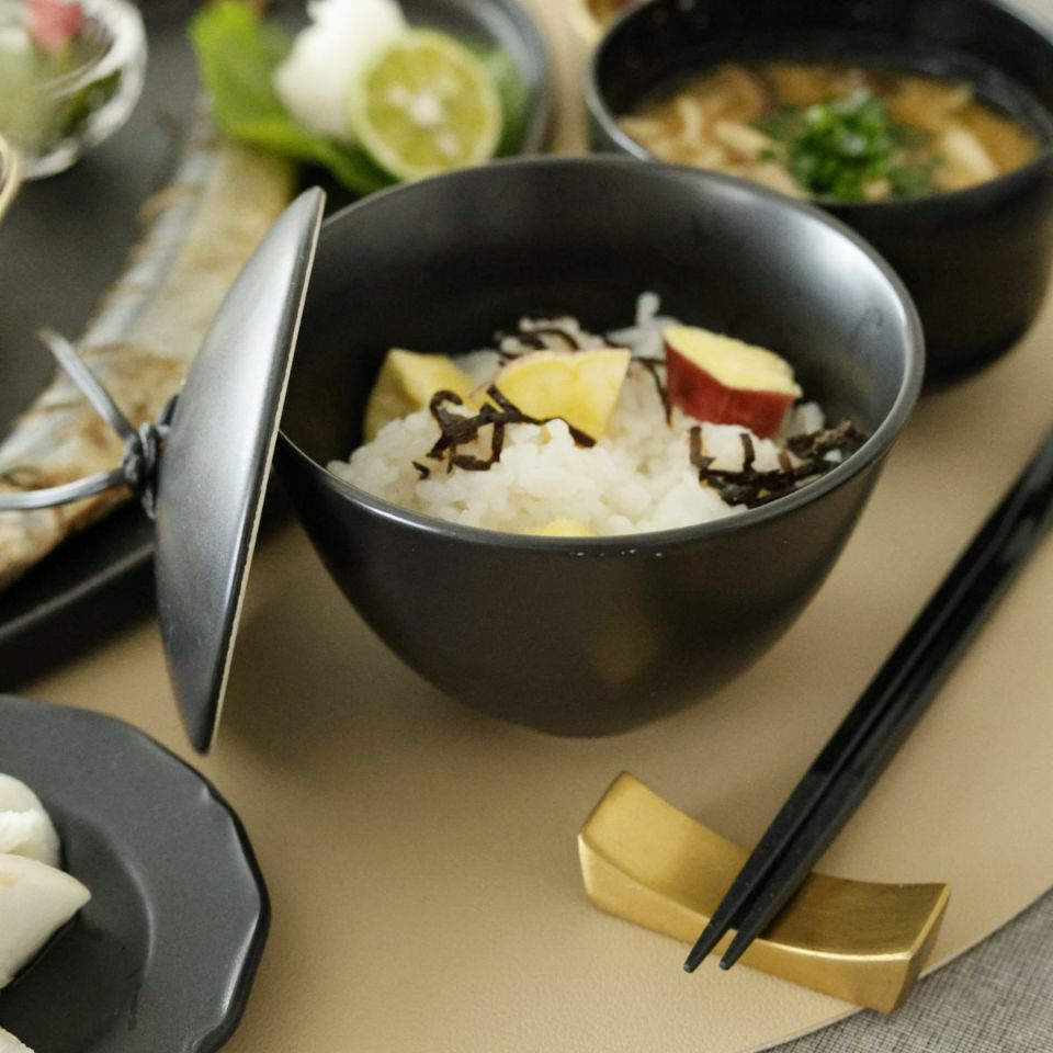 美濃焼　白黒　蓋付陶製ボウル茶碗　磁器　ブラック