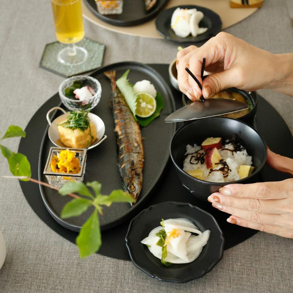 美濃焼　白黒　蓋付陶製ボウル茶碗　磁器　ブラック