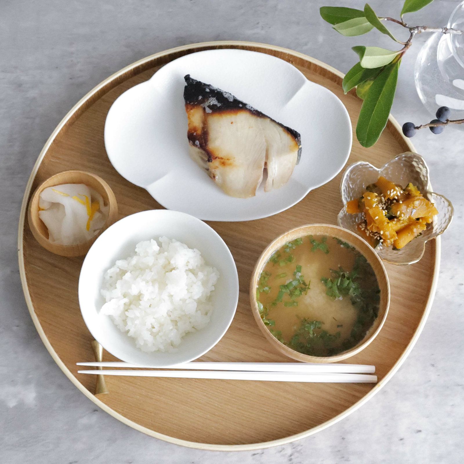 木製　丸盆　ラウンドトレー　モダンスタイル