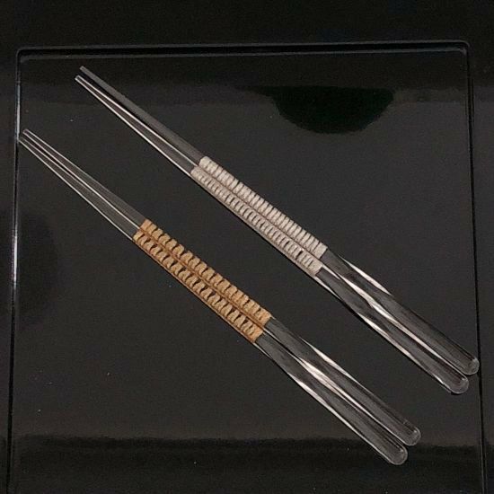ゴールドとシルバーの渦巻き柄が特徴的な アクリル製のシンプルなお箸