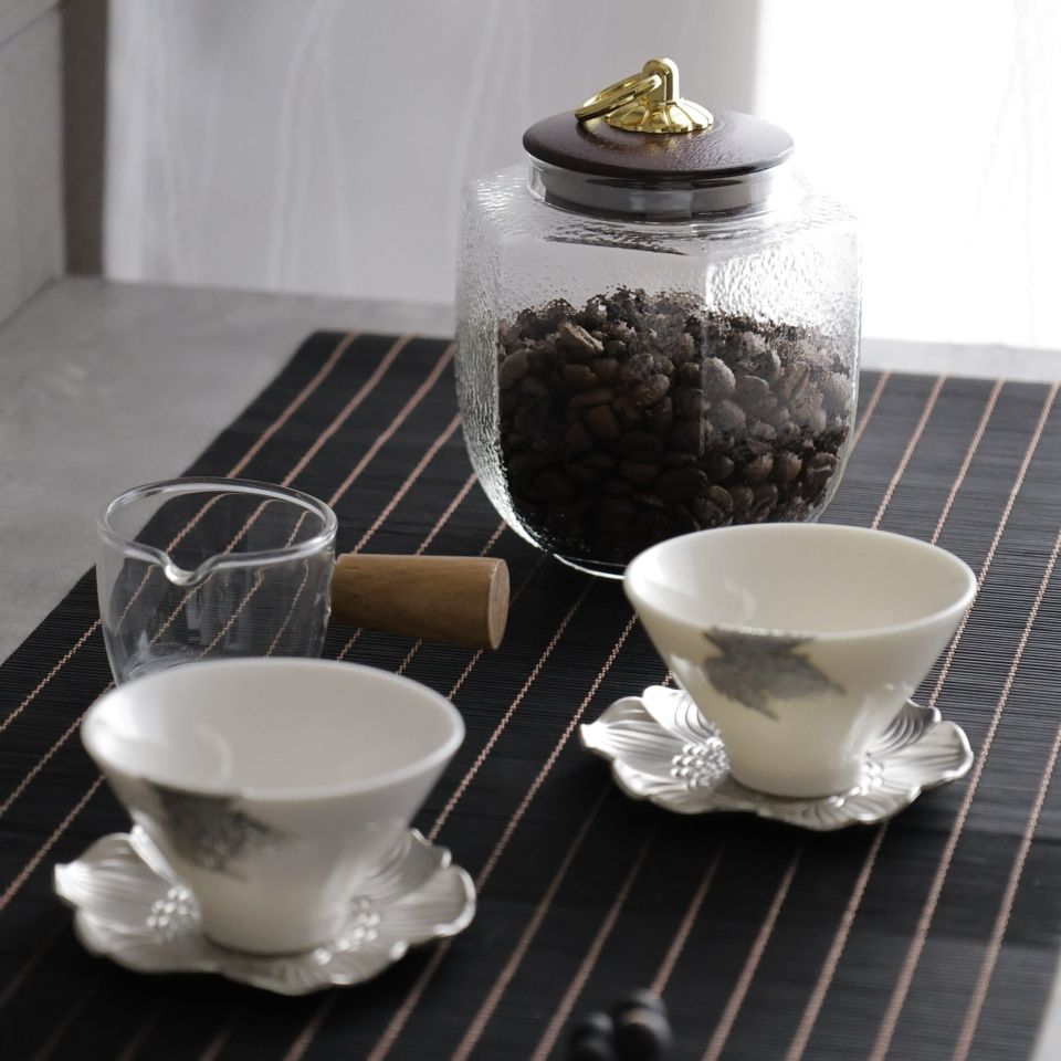 白磁器製　湯呑　錫モチーフ茶器　三角　ハス