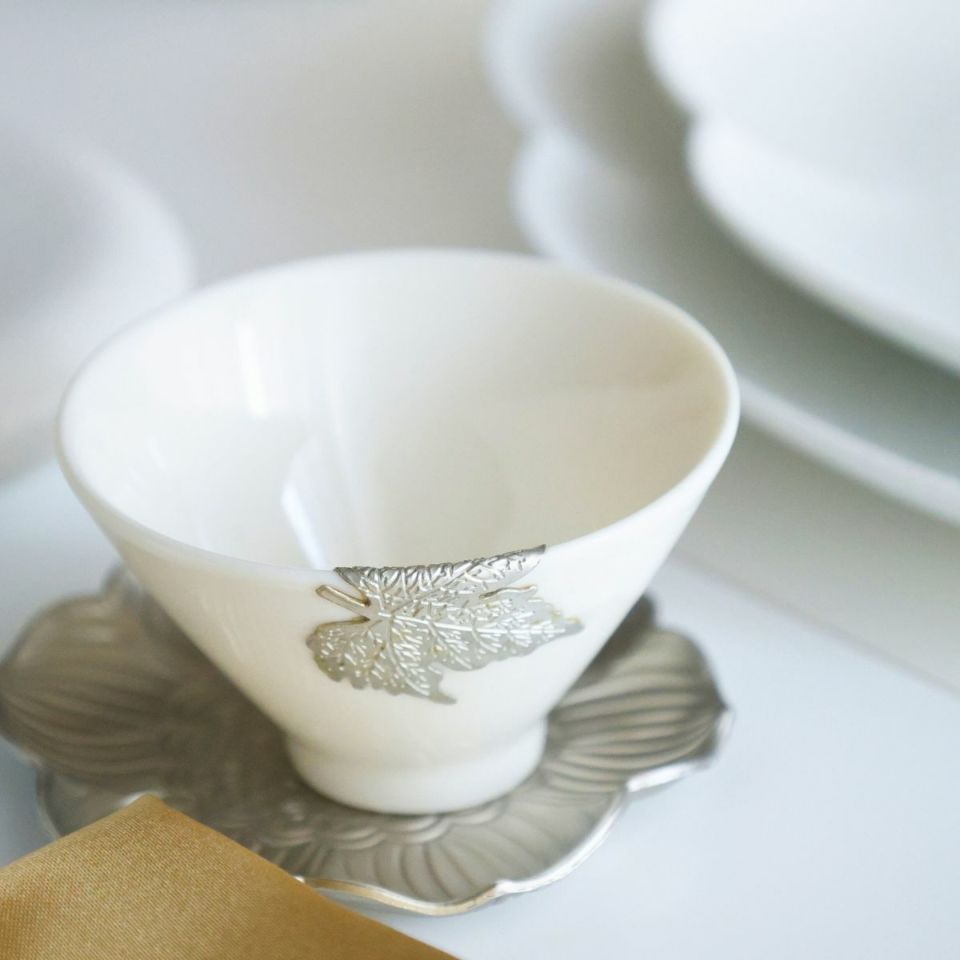 白磁器製　湯呑　錫モチーフ茶器　三角