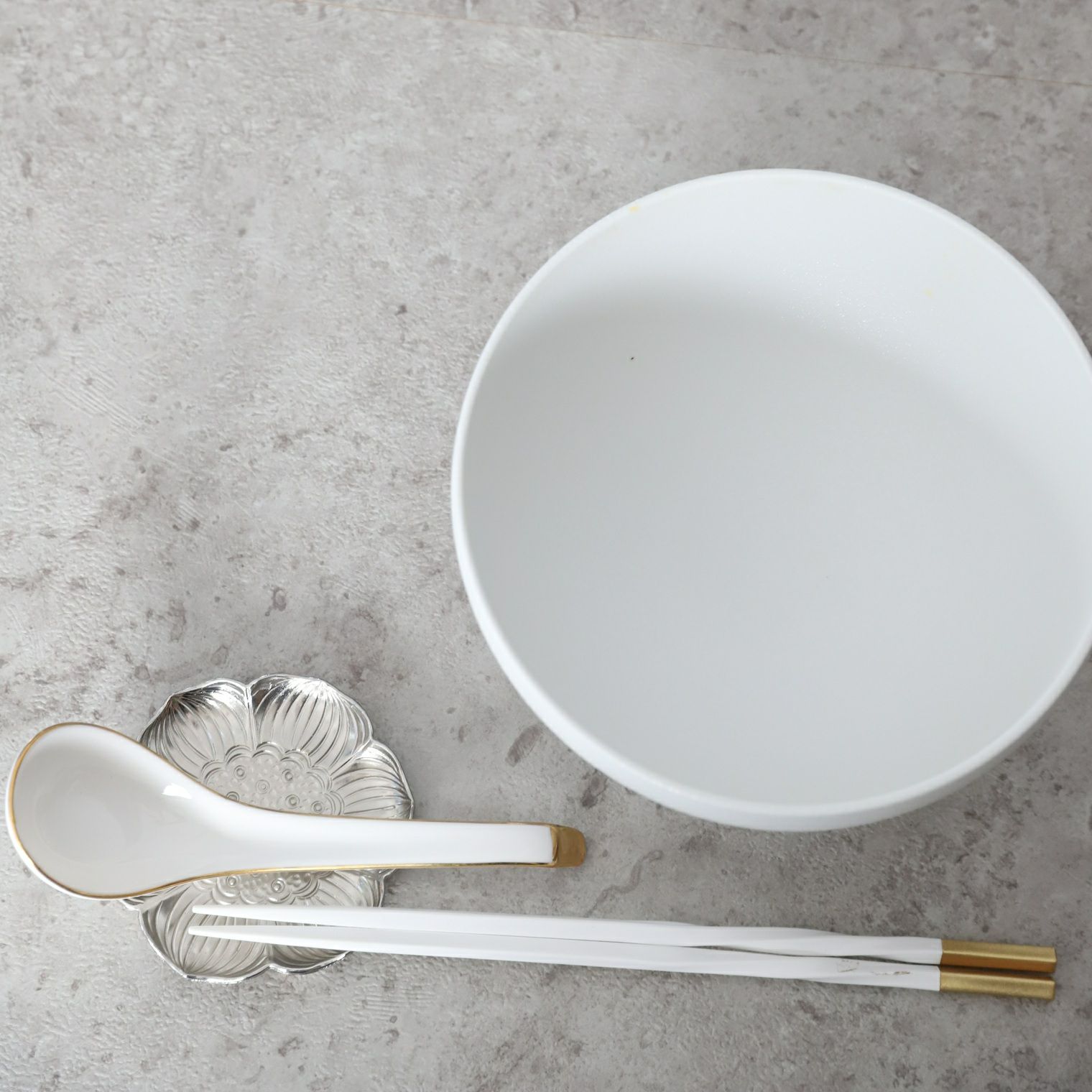 ボーンチャイナ　ゴールドラインレンゲ　磁器