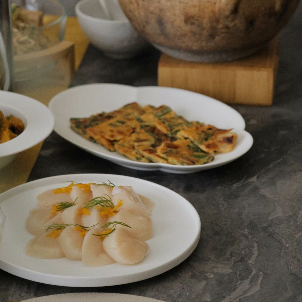 有田焼　白い切立丸皿　磁器　スノー