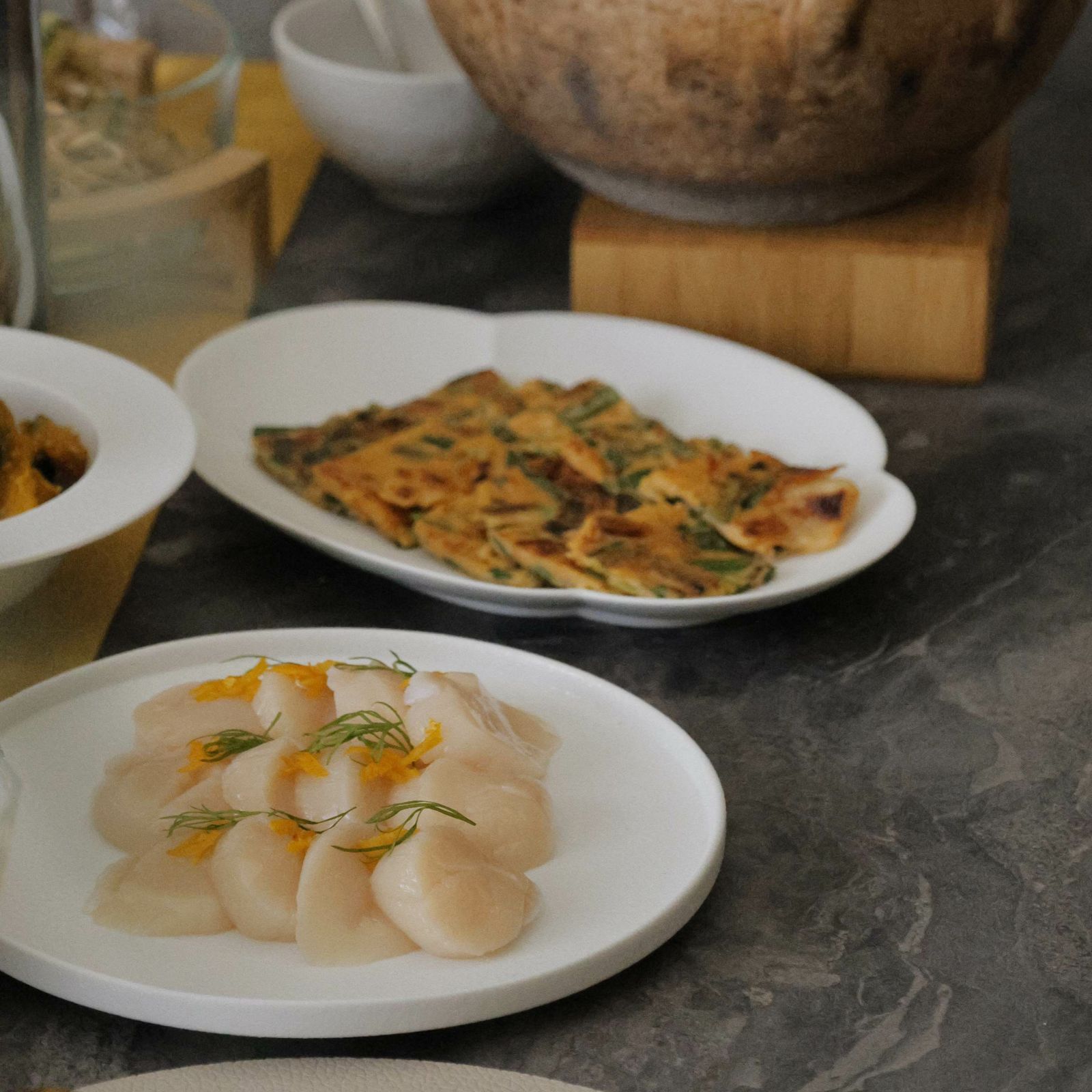 有田焼　白い切立丸皿　磁器　スノー