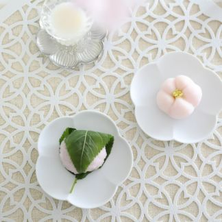 有田焼　白い梅小皿　磁器　スノー　10.5cm