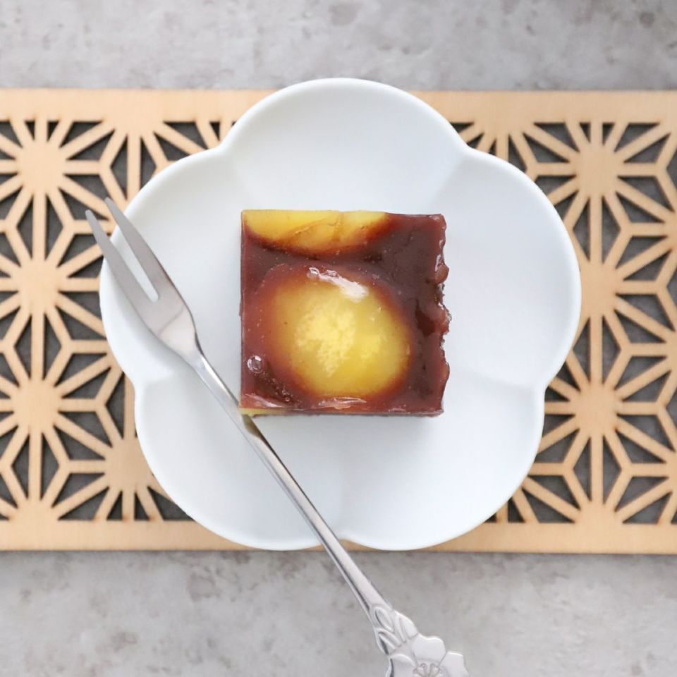 有田焼　白い梅小皿　磁器　スノー　10.5cm