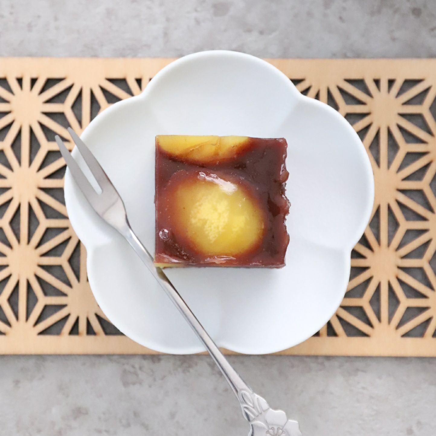 有田焼　白い梅小皿　磁器　スノー　10.5cm