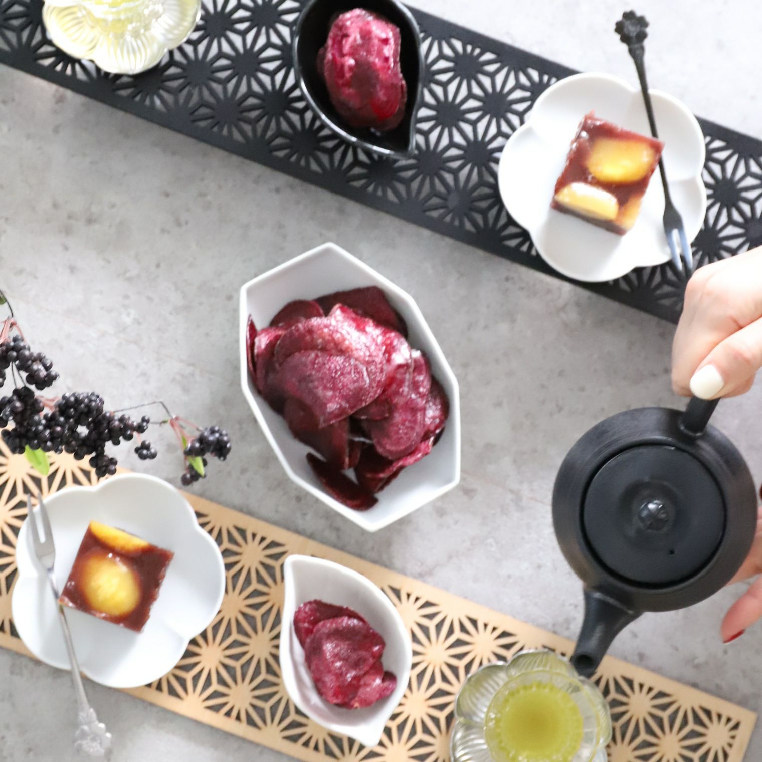 有田焼　白い梅小皿　磁器　スノー　10.5cm