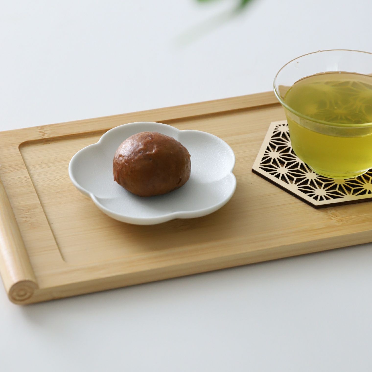 有田焼　白い梅小皿　磁器　スノー　10.5cm