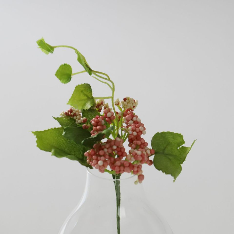 小さな花瓶に１本入れてもかわいい、ワイルドグレープベリーの造花