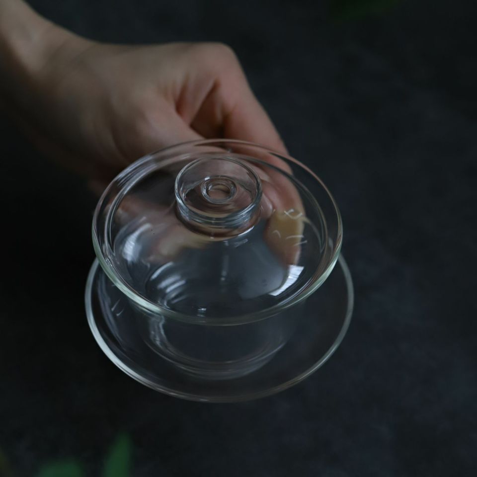 ソーサーと蓋がセットになったシンプルなガラス茶器