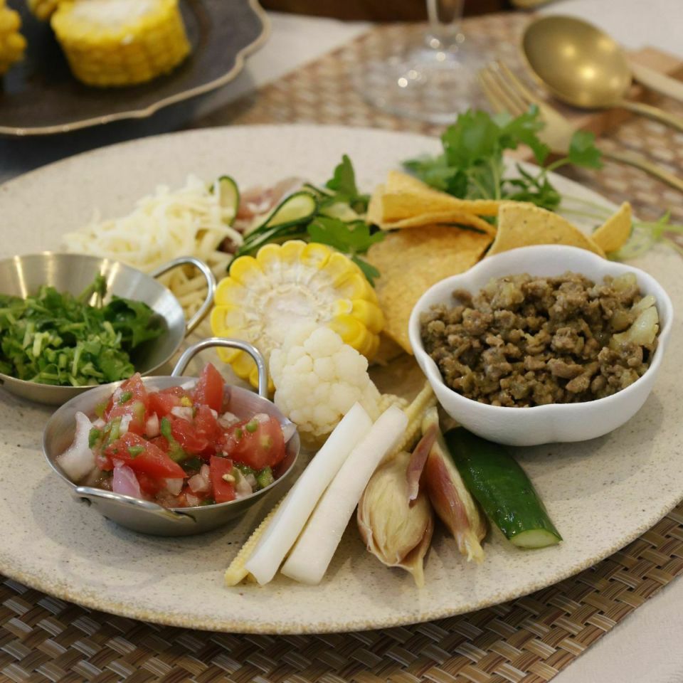 有田焼　白い豆梅小鉢　磁器　スノー　8cm