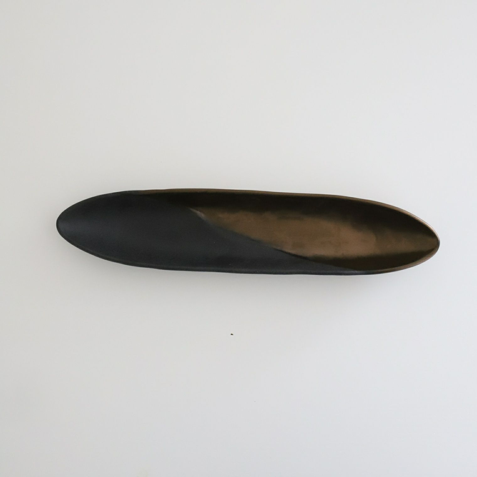 美濃焼　舟形プレート皿　磁器　AKI　33cm（ブラックゴールド）