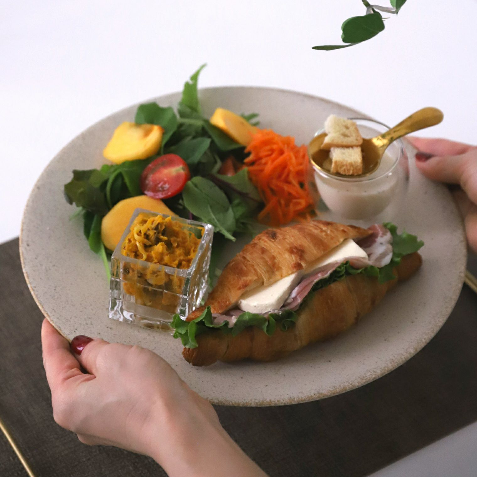 美濃焼　シンプルプレート皿　磁器　サンディ