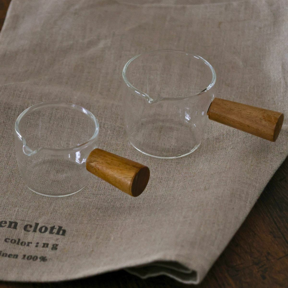 ガラス製　木製ハンドルミルクソースピッチャー