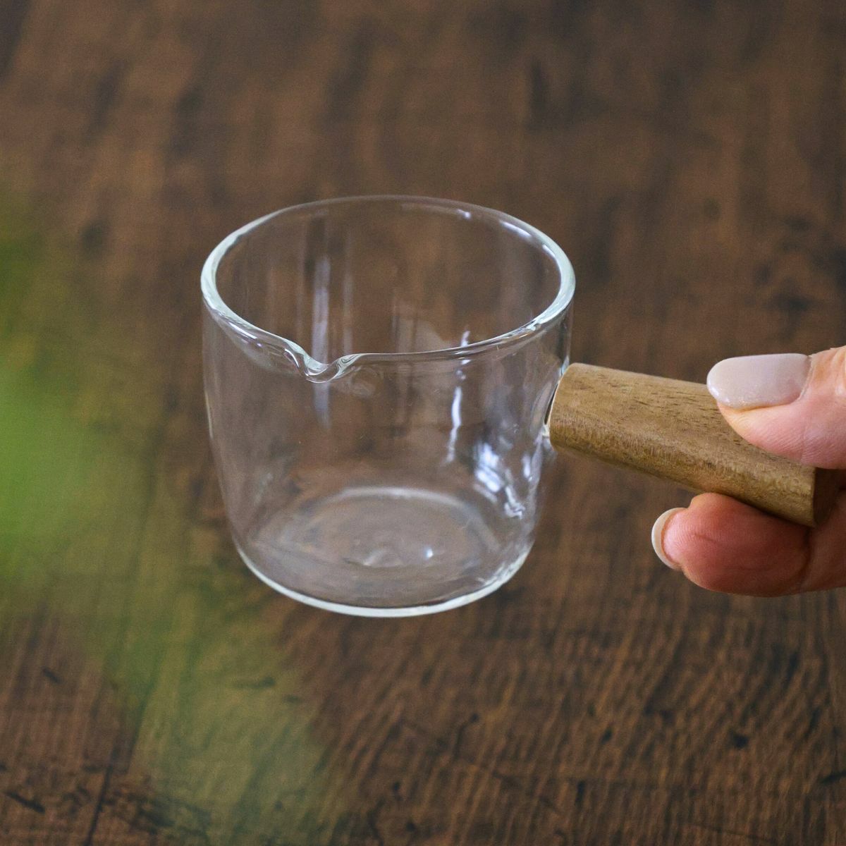 ガラス製　木製ハンドルミルクソースピッチャー