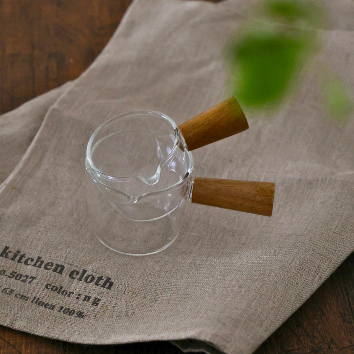 ガラス製　木製ハンドルミルクソースピッチャー