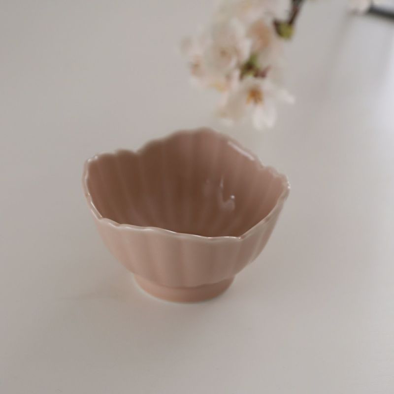 波佐見焼　サーモンピンク菊型小鉢　磁器　