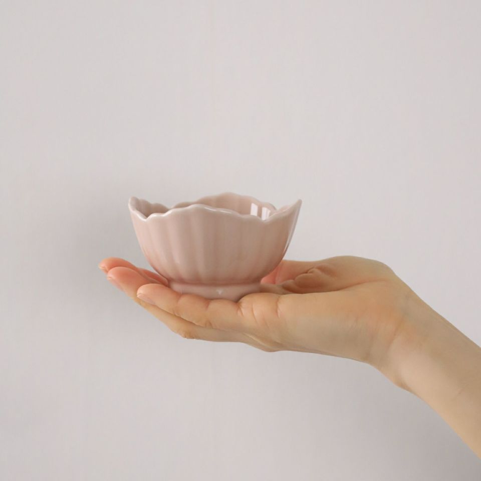 波佐見焼　サーモンピンク菊型小鉢　磁器　