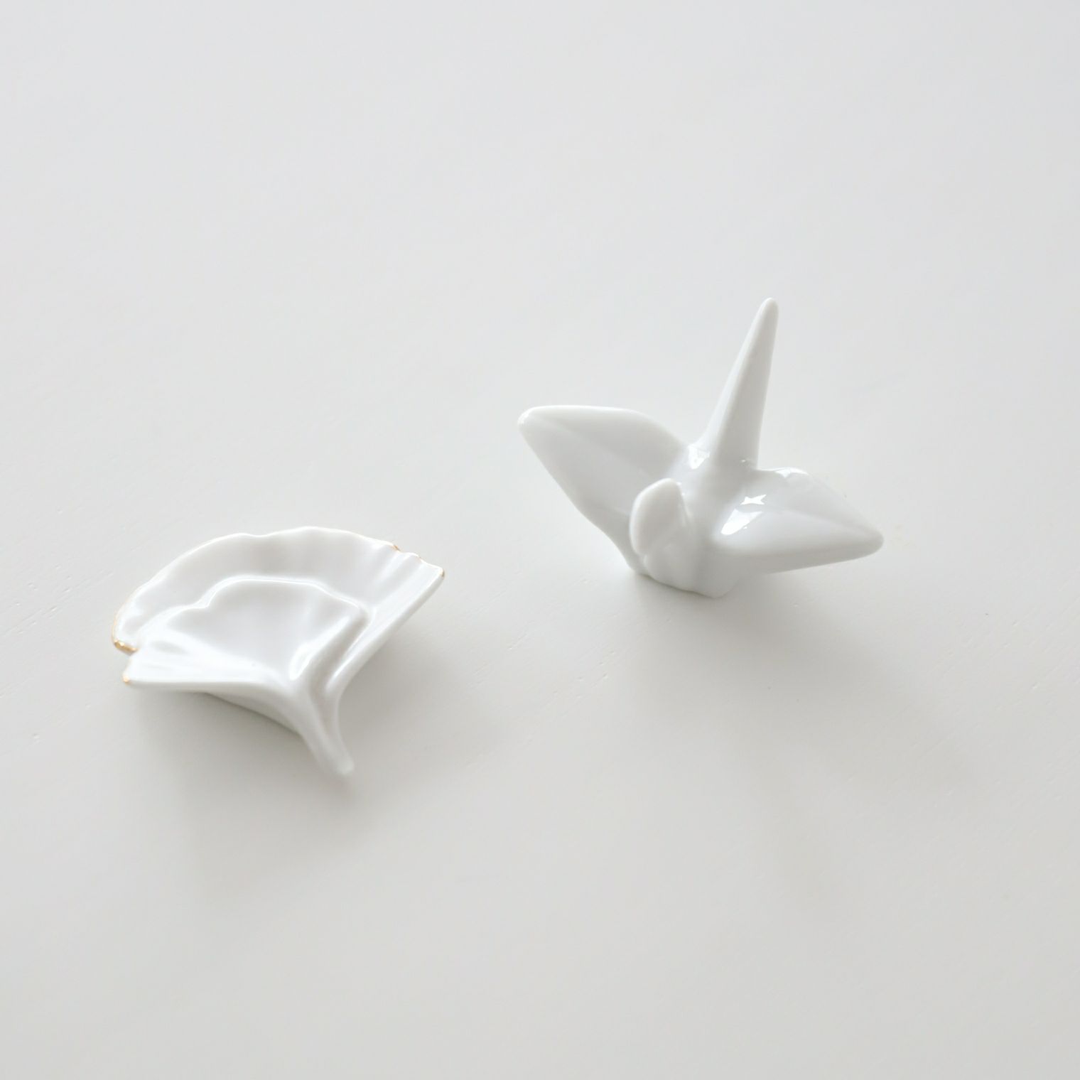 白磁の鶴とイチョウの箸置き