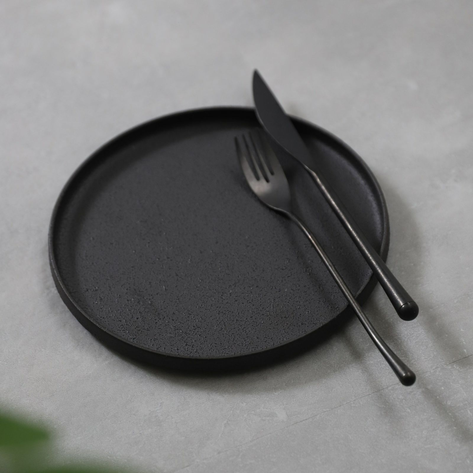 美濃焼　黒い切立丸型プレートYOZORA｜M苦楽園オリジナル｜