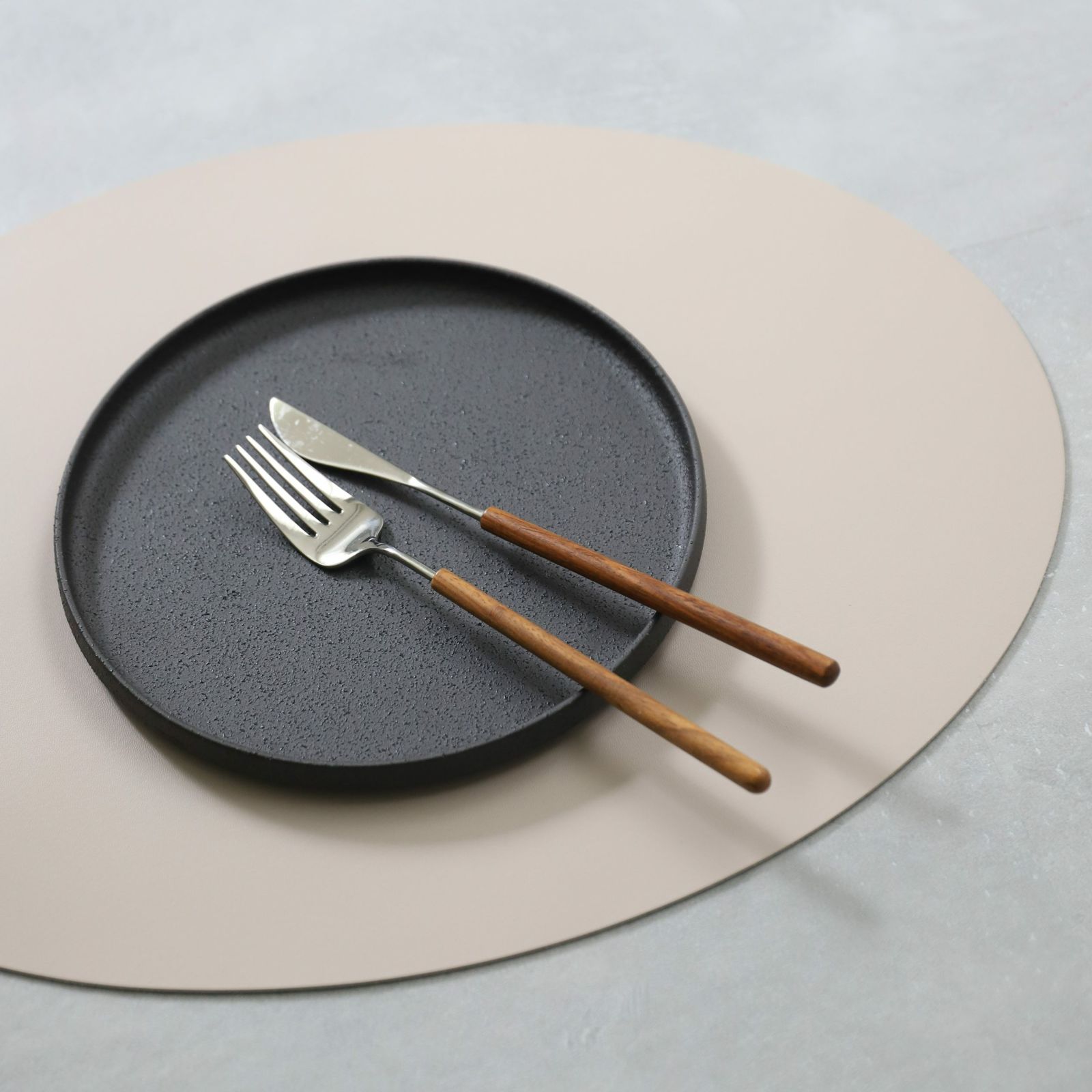 美濃焼　黒い切立丸型プレートYOZORA｜M苦楽園オリジナル｜