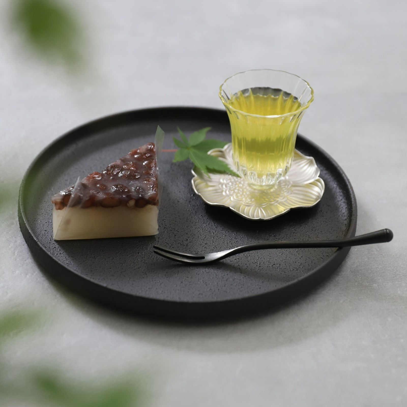 美濃焼　黒い切立丸型プレートYOZORA｜M苦楽園オリジナル｜